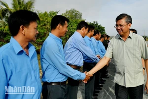 Phó Chủ tịch Ủy ban nhân dân tỉnh Kiên Giang Nguyễn Lưu Trung thăm, động viên cán bộ, chiến sĩ Đội K92 đang thực hiện nhiệm vụ ở Campuchia. 