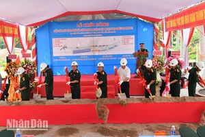 Các đại biểu thực hiện nghi thức khởi công xây dựng mới và sửa chữa doanh trại Đội Quy tập mộ liệt sĩ tại Campuchia. 