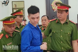 Bị cáo Đoàn Thiên Long được dẫn giải về nhà tạm giam sau khi tòa tuyên án tử hình.