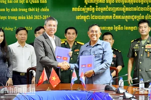 Phó Chủ tịch Ủy ban nhân dân tỉnh Kiên Giang Nguyễn Lưu Trung ký tiếp nhận 10 bộ hài cốt liệt sĩ hy sinh ở Campuchia.