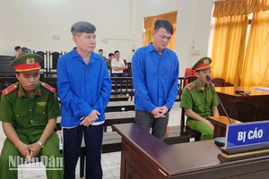 Hai bị cáo Phước (bên phải) và Tùng tại phiên tòa.