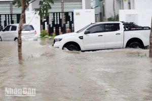 Nhiều tuyến đường ở thành phố Rạch Giá bị ngập sâu. 