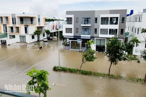 Trận mưa lớn sáng 11/7 gây ngập nhiều nơi trên địa bàn thành phố Rạch Giá. 