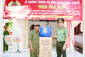 Lãnh đạo Công an tỉnh Kiên Giang tặng máy lọc nước cho thành viên tham gia lực lượng an ninh trật tự cơ sở có hoàn cảnh khó khăn tại buổi bàn giao nhà.