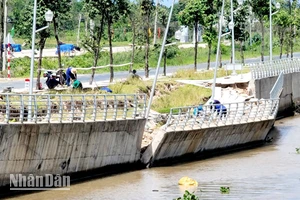 Hiện trường bờ kè sạt lở sau hơn 5 tháng đưa vào sử dụng.