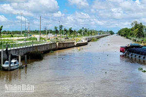 Bờ kè chống sạt lở kênh Hà Giang thuộc huyện Giang Thành. 