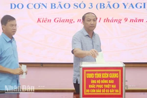 Chủ tịch Ủy ban nhân dân tỉnh Kiên Giang Lâm Minh Thành và thường trực Ủy ban nhân dân tỉnh ủng hộ đồng bào các tỉnh phía bắc bị thiệt hại sau bão số 3. 