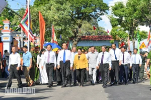 Các đại biểu viếng Di tích lịch sử văn hóa mộ và đình Nguyễn Trung Trực.