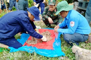 Đội K92 tiến hành cất bốc và quy tập hài cốt liệt sĩ.