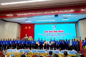 Lãnh đạo tỉnh Kiên Giang, lãnh đạo Trung ương Hội Liên hiệp Thanh niên Việt Nam tặng hoa, chúc mừng ban chấp hành khóa mới.