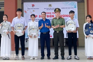 Đại diện Ban Thanh niên Công an tỉnh Kiên Giang và Huyện đoàn Châu Thành trao học bổng cho học sinh có hoàn cảnh khó khăn. 