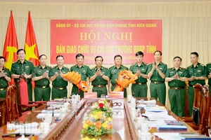 Trung tướng Lê Đức Thái trao quyết định và tặng hoa chúc mừng Đại tá Phạm Văn Thắng (người cầm hoa bên phải) và Đại tá Võ Văn Sử (người cầm hoa bên trái). 