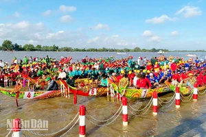 Các đội về dự giải đua ghe Ngo tại Ngày hội Văn hóa, Thể thao và Du lịch đồng bào Khmer tỉnh Kiên Giang lần thứ 16 năm 2024.