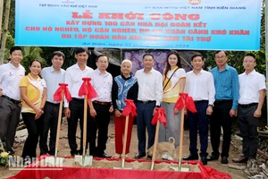 Nghi thức khởi công nhà Đại đoàn kết cho hộ gia đình bà Lâm Thị Sậy, ngụ Khu phố 2, thị trấn Thứ Ba, huyện An Biên.