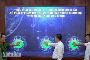 Lãnh đạo Ủy ban nhân dân tỉnh Kiên Giang cùng lãnh đạo sở, ngành tỉnh bấm nút vận hành hệ thống camera giám sát, xử phạt vi phạm trật tự, an toàn giao thông đường bộ trên địa bàn tỉnh Kiên Giang. (Ảnh: VĂN VŨ)