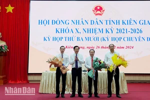 Ủy viên Trung ương Đảng, Bí thư Tỉnh ủy Kiên Giang Đỗ Thanh Bình tặng hoa chúc mừng các đồng chí: Mai Văn Huỳnh (thứ hai từ phải qua), Lâm Minh Thành (bìa phải) và Nguyễn Thanh Nhàn. 