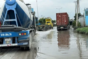 Tuyến đường Nguyễn Thị Tư, đoạn qua trạm BOT Phú Hữu thường xuyên ngập nước, không bảo đảm an toàn giao thông. (Ảnh: QUÝ HIỀN)