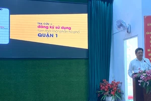 Sử dụng phần mềm “Tra cứu và đăng ký sử dụng tạm thời một phần hè phố Quận 1” để đăng ký sử dụng vỉa hè ở 52 tuyến đường. (Ảnh: QUÝ HIỀN)