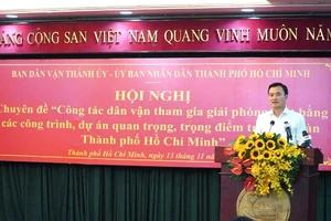 Phó Chủ tịch Ủy ban nhân dân Thành phố Hồ Chí Minh Bùi Xuân Cường cho biết, Thành phố đã tập trung nỗ lực để triển khai công tác bồi thường, giải phóng bằng cho các công trình, dự án quan trọng. (Ảnh: QUÝ HIỀN)