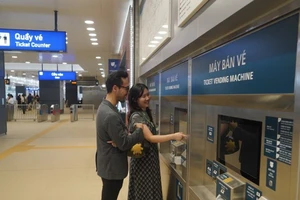 Máy bán vé tại các nhà ga của tuyến Metro Bến Thành-Suối Tiên. Giai đoạn đi miễn phí khách sẽ được Mastercard phát thẻ đi tàu. (Ảnh: THẾ ANH)