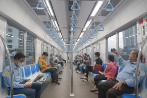 Hành khách sử dụng Metro số 1 đi học, đi làm. (Ảnh: THẾ ANH)