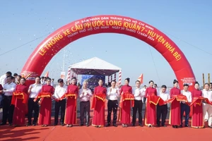 Lãnh đạo Thành phố Hồ Chí Minh cắt băng khánh thành cầu Phước Long nối quận 7 và huyện Nhà Bè, sáng 30/12. (Ảnh: THẾ ANH) 