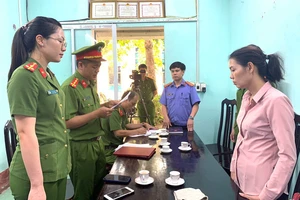 Cơ quan Cảnh sát điều tra Công an tỉnh Tuyên Quang thi hành lệnh bắt đối với đối tượng Đào Thị Thúy.