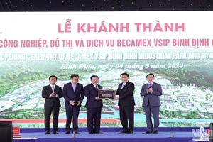 Chủ tịch Quốc hội Vương Đình Huệ trao tặng quà lưu niệm cho các nhà đầu tư.