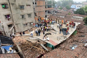 Lực lượng cứu hộ làm nhiệm vụ tại hiện trường vụ sập tòa nhà đang xây ở Kolkata, bang Tây Bengal (Ấn Độ), ngày 18/3/2024. (Ảnh: ANI/TTXVN)