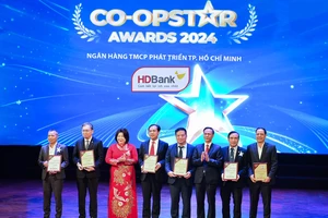 Đại diện HDBank- ông Trần Hoài Phương- Giám đốc Khối Khách hàng Doanh nghiệp HDBank nhận kỷ niệm chương dành cho doanh nghiệp đồng hành cùng Tháng hành động vì Hợp tác xã 2024.