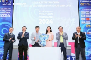 Bà Lê Thị Mai Loan – Phó Tổng Giám đốc Eximbank và ông Nguyễn Khoa Vinh (thứ 3 bên trái sang) - Đại diện Ban tổ chức chương trình trong buổi lễ ký kết tài trợ cho Giải chạy đêm Ho Chi Minh City Night Run Eximbank 2024. 