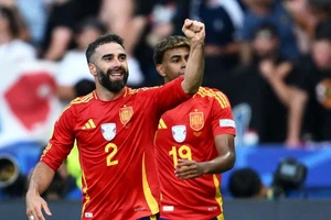 Hậu vệ Dani Carvajal ăn mừng khi ghi bàn thắng thứ 3, ấn định tỉ số 3-0 cho đội tuyển Tây Ban Nha. (Ảnh: AFP)
