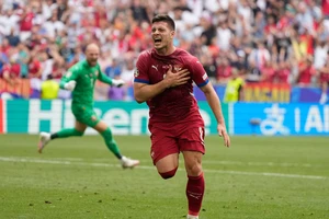 Tiền đạo Luka Jović tỏa sáng kịp thời ghi bàn thắng gỡ hòa vào phút bù giờ cuối cùng cho đội tuyển Serbia. (Ảnh: AP)