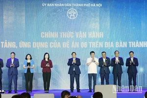 Thủ tướng Phạm Minh Chính cùng các đồng chí lãnh đạo bộ, ngành, thành phố Hà Nội thực hiện nghi thức kích hoạt vận hành một số nền tảng, ứng dụng của Đề án 06 trên địa bàn thành phố Hà Nội.