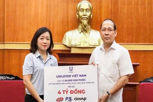 Bà Lê Thị Hồng Nhi - Phó Tổng giám đốc Truyền thông & Đối ngoại của Unilever Việt Nam cùng Ông Hoàng Công Thủy, Phó Chủ tịch Ủy ban Trung ương Mặt trận Tổ quốc Việt Nam - Thông qua Mặt trận Tổ quốc Việt Nam, Unilever đã đóng góp 54,000 sản phẩm trị giá 4 Tỷ Đồng.