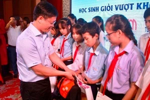 Lãnh đạo UBND tỉnh trao học bổng cho các học sinh nghèo vượt khó tiêu biểu.