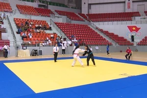 Các vận động viên jujitsu thi đấu tại nhà thi đấu tỉnh Hà Nam.