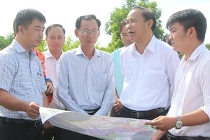 Đoàn công tác của Bộ Nông nghiệp và Phát triển nông thôn khảo sát việc khai thác thủy sản tại tỉnh Bến Tre.