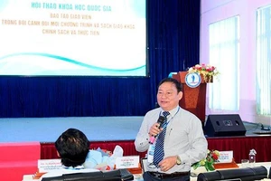 Tiến sĩ Hồ Văn Thống, Hiệu trưởng Đại học Đồng Tháp trao đổi thảo luận tại hội thảo. (Ảnh: THANH NGUYÊN)