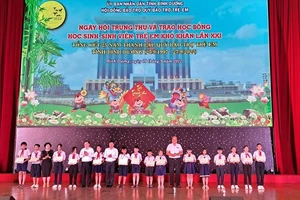 Đại diện Ban Tổ chức trao học bổng “Cùng em đến trường” cho học sinh có thành tích học tập loại khá, giỏi.