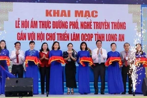 Nghi thức cắt băng khai mạc Lễ hội ẩm thực đường phố-Làng nghề truyền thống gắn với Hội chợ triển lãm OCOP tỉnh Long An năm 2022.