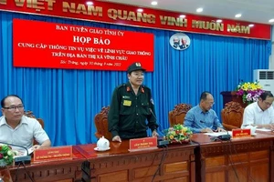 Đại tá Lâm Thành Sol trả lời các phóng viên tại buổi họp báo.