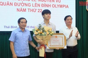 Lãnh đạo tỉnh Thái Bình tặng hoa, bằng khen và tiền thưởng 100 triệu đồng cho em Đặng Lê Nguyên Vũ.