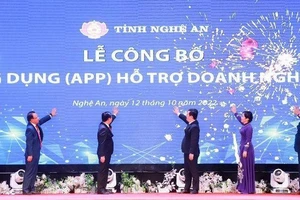 Lãnh đạo tỉnh và Hiệp hội doanh nghiệp tỉnh Nghệ An thực hiện nghi thức công bố ứng dụng hỗ trợ doanh nghiệp tỉnh Nghệ An.