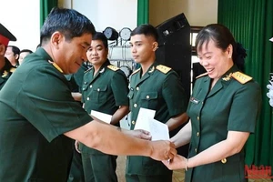 Đại tá Trương Văn Thẩm, Chính ủy Bộ Chỉ huy Quân sự tỉnh Trà Vinh trao quyết định cho các quân nhân tại buổi lễ.