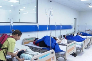 Học sinh Trường Ischool Nha Trang đang được chăm sóc tại bệnh viện. (Ảnh: NGỌC HÒA) 