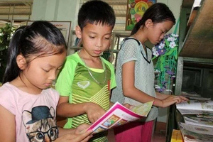 Học sinh huyện Quan Hóa tìm chọn, đọc sách ở thư viện.