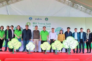 Đại diện Chi cục Trồng trọt và Bảo vệ thực vật các tỉnh, Công ty TNHH Syngenta Việt Nam và các nông dân cùng ký cam kết bảo vệ môi trường.