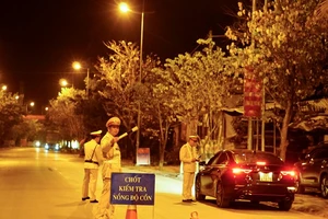 Lực lượng Cảnh sát giao thông Công an tỉnh Điện Biên kiểm tra nồng độ cồn của người điều khiển phương tiện tham gia giao thông. 
