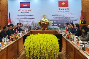 Quang cảnh buổi Lễ Ký kết Bản ghi nhớ hợp tác giữa tỉnh Kon Tum và Stung Treng (Campuchia). 